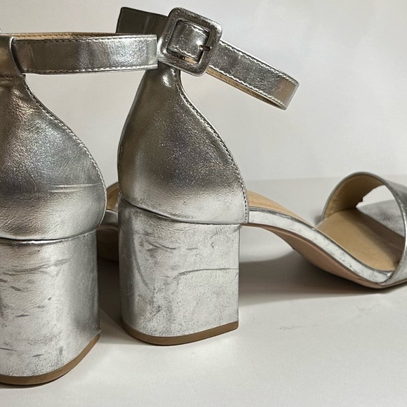 Silver Heels - Picture 3 of 4